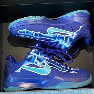 Nike kids 
KOBE V (GS)